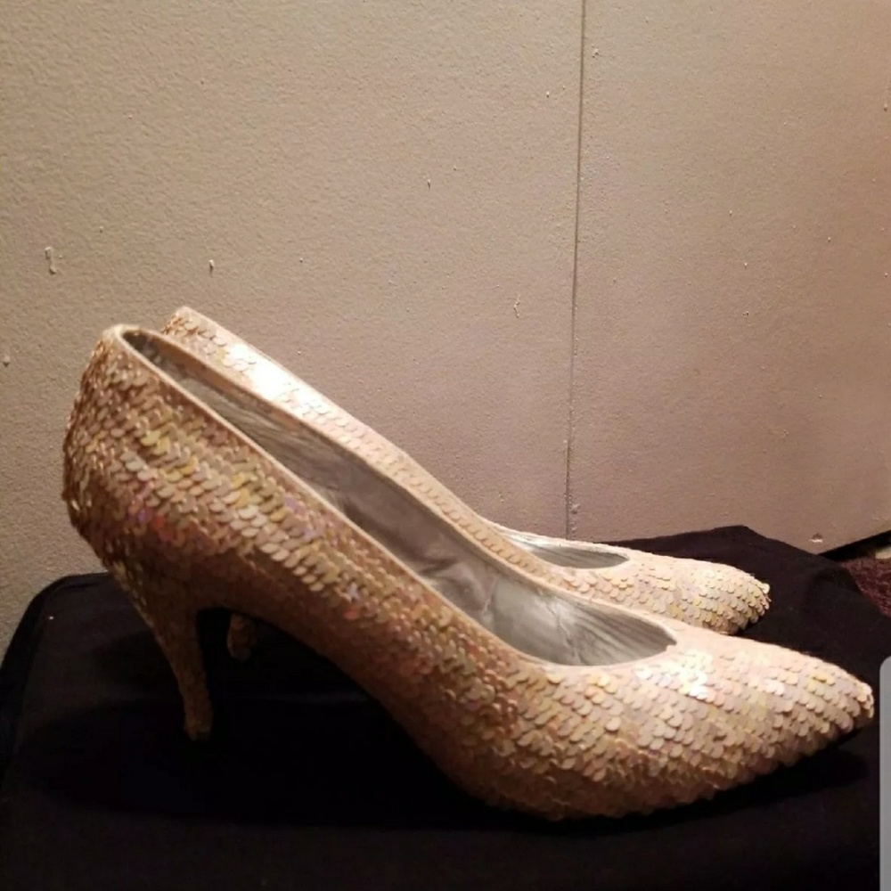 Sequin pumps